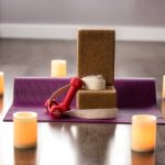 【初心者必見】自宅ヨガが上手くなる！初心者は道具を使うほうがいい